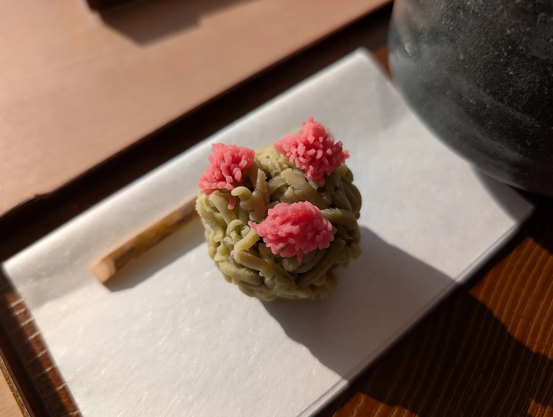 つつじをかたどったそぼろ状の和菓子