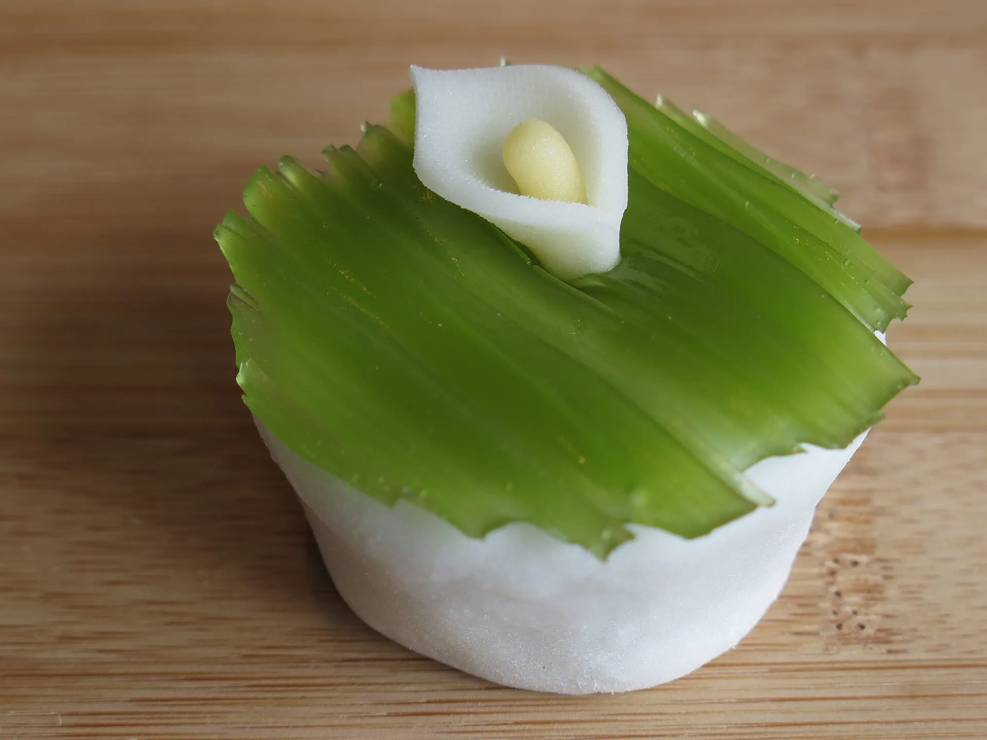 カラーリリーをかたどった白い和菓子