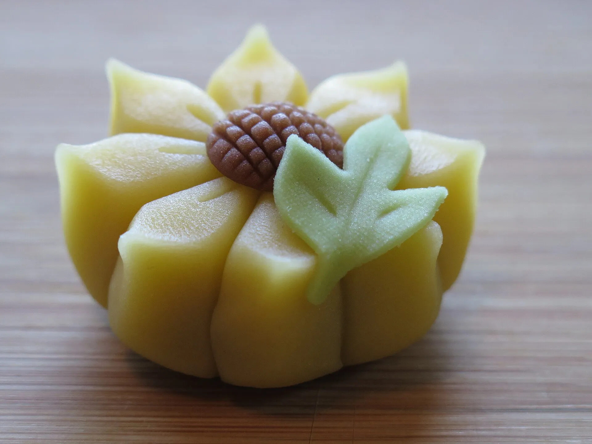 ひまわりをかたどった花の和菓子