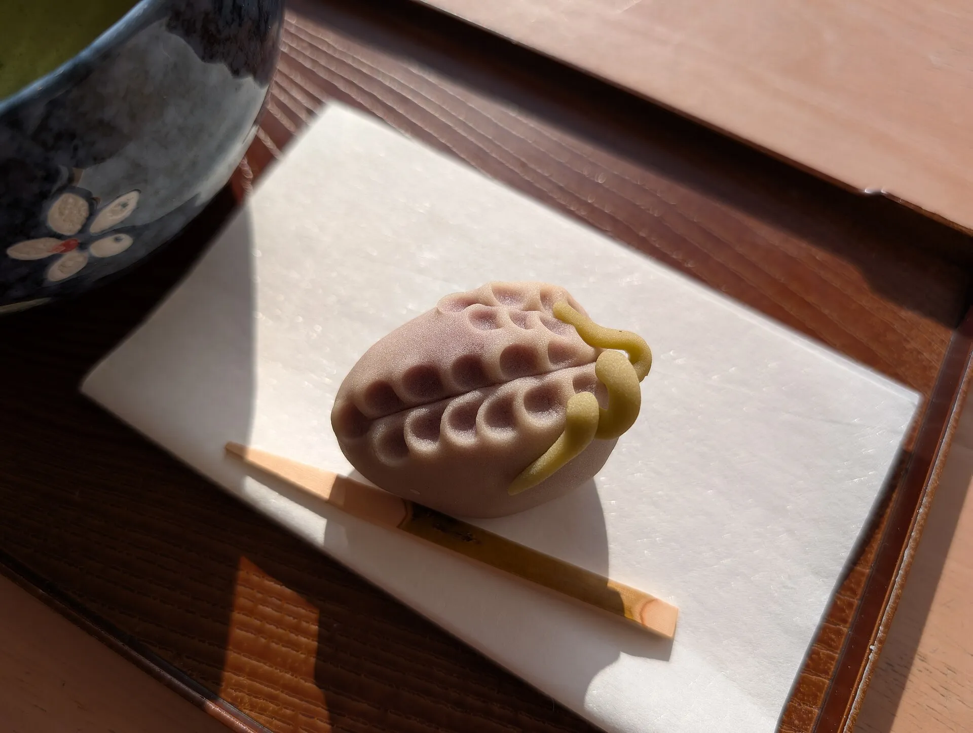 藤の花をかたどった紫の和菓子