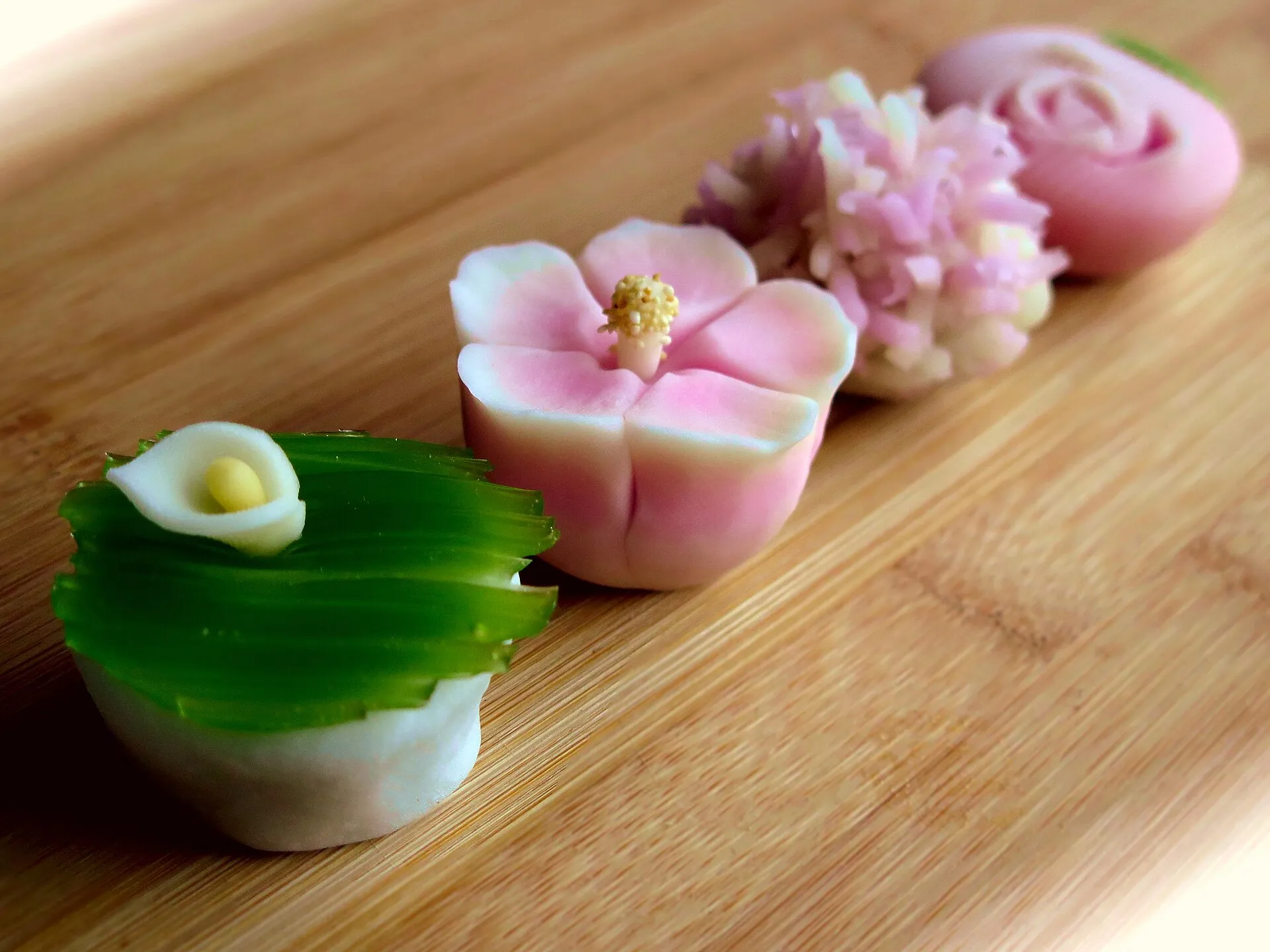 ピンクの花をかたどった和菓子が並ぶ様子