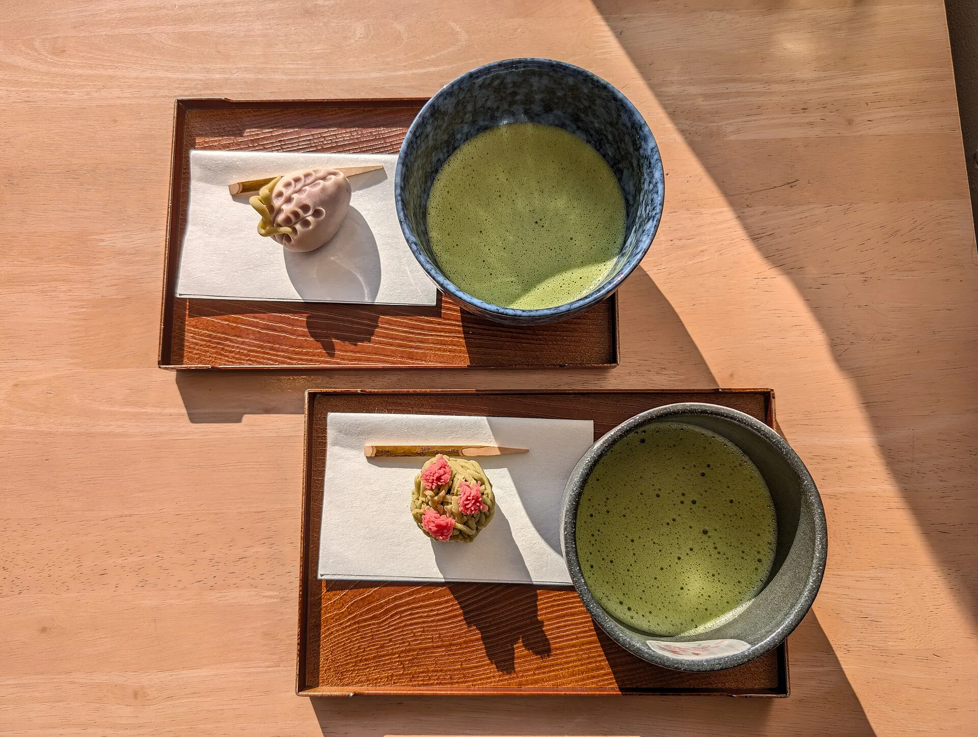 抹茶と花の形の和菓子を並べたトレー